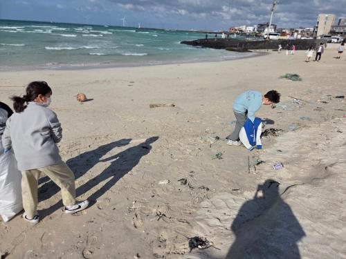 바닷가 쓰레기 줍기 플로깅