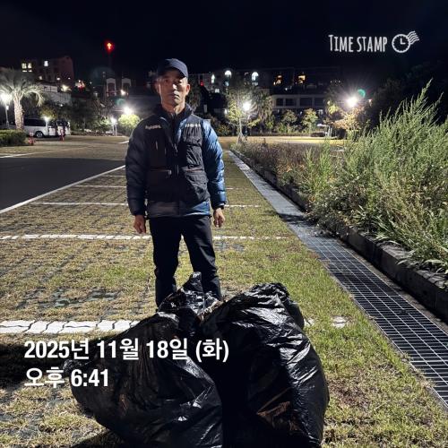 늦은 오후의 플로깅으로 세상을 깨끗하고 아름답게 만들기